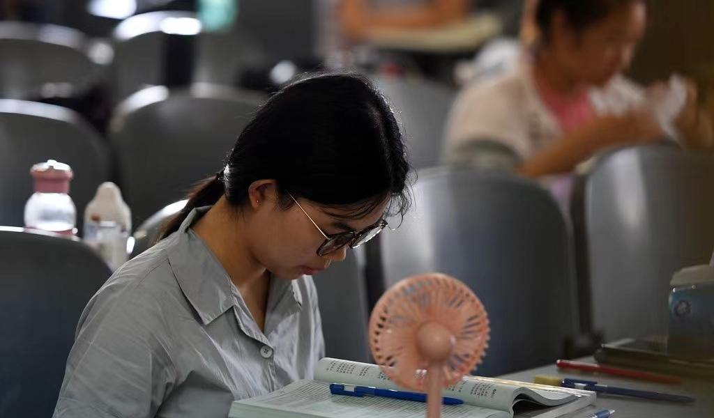 袋鼠|“袋鼠一族”正在大学生中蔓延，父母感到心寒，学生还乐在其中