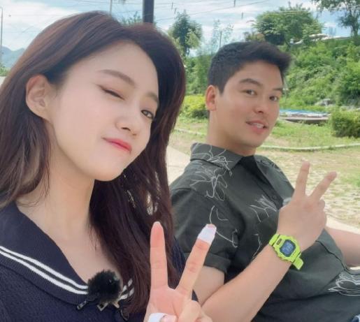 咸恩静|咸恩静晒出“鲸鱼夫妇”自拍,评论区很怀念,全是意难平