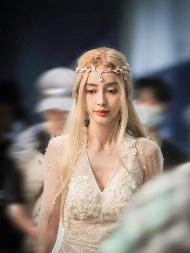 Angelababy|33岁Angelababy真的太美了!金发白裙像个精灵,网友:美到我失语了