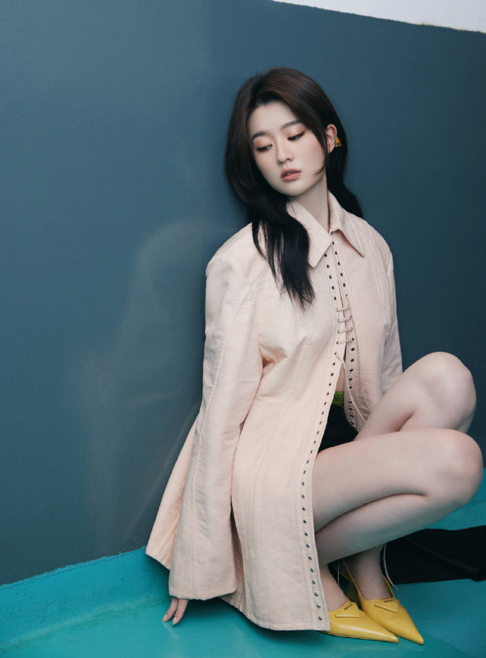 乔欣|乔欣身穿米色外套搭黑色拖尾裙在停车场演绎时尚大片,时尚帅气。????