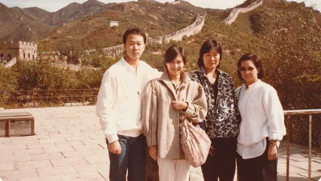 何超琼|何超琼24岁访京照曝光！打扮时尚甜美，揭赌王家训：爱国爱港爱澳