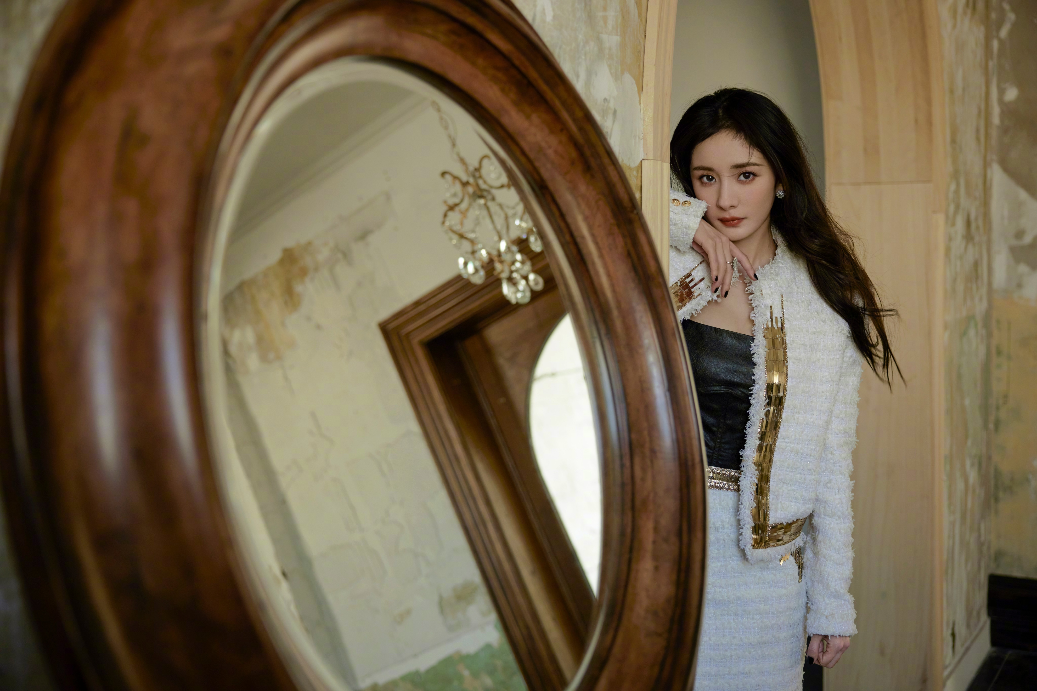 吉克隽逸|?杨幂离开嘉行，赵丽颖离开和颂：会强强联手吗？