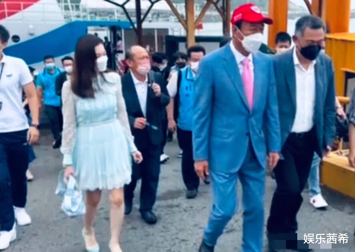 曾馨莹|富士康老板带小24岁娇妻出席活动，71岁不服老，家有五娃渴望生四胎