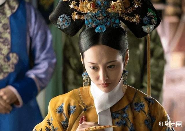 李纯|知名谋女郎忘年恋疑曝光,和大叔在电影院搂抱撒娇,被拍同回小区