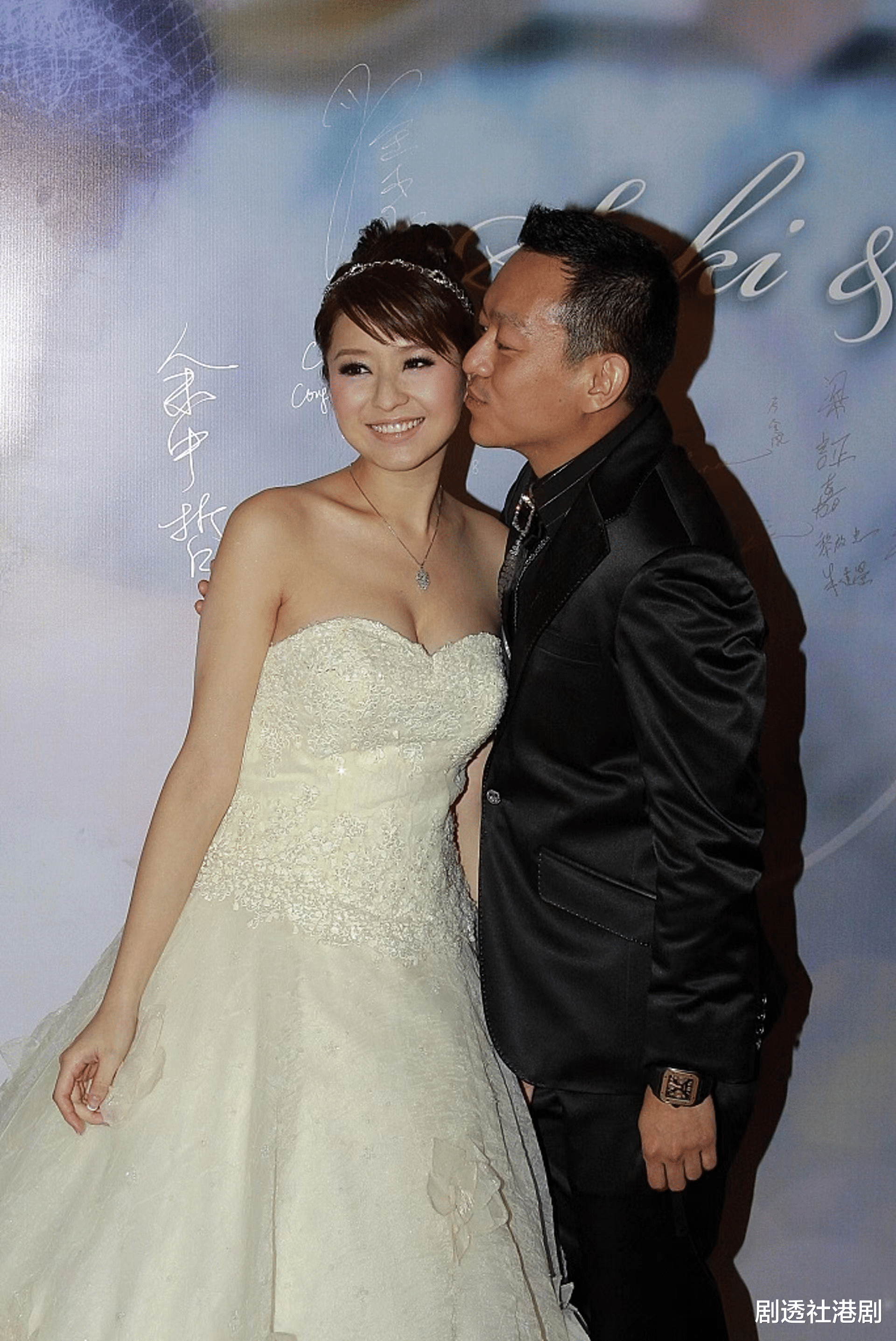 徐菁遥|前港姐化身诱人飞机师贺老公50岁生日，牛奶肌白到发光被赞是索爆人妻