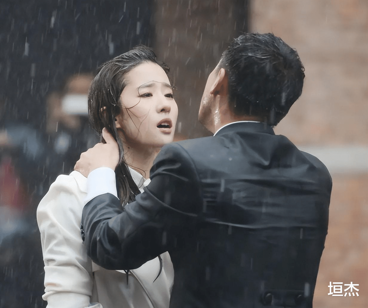 甜宠剧|甜宠剧“变味”史：面条吻、夹心吻、强行偶遇，却再也甜不起来了