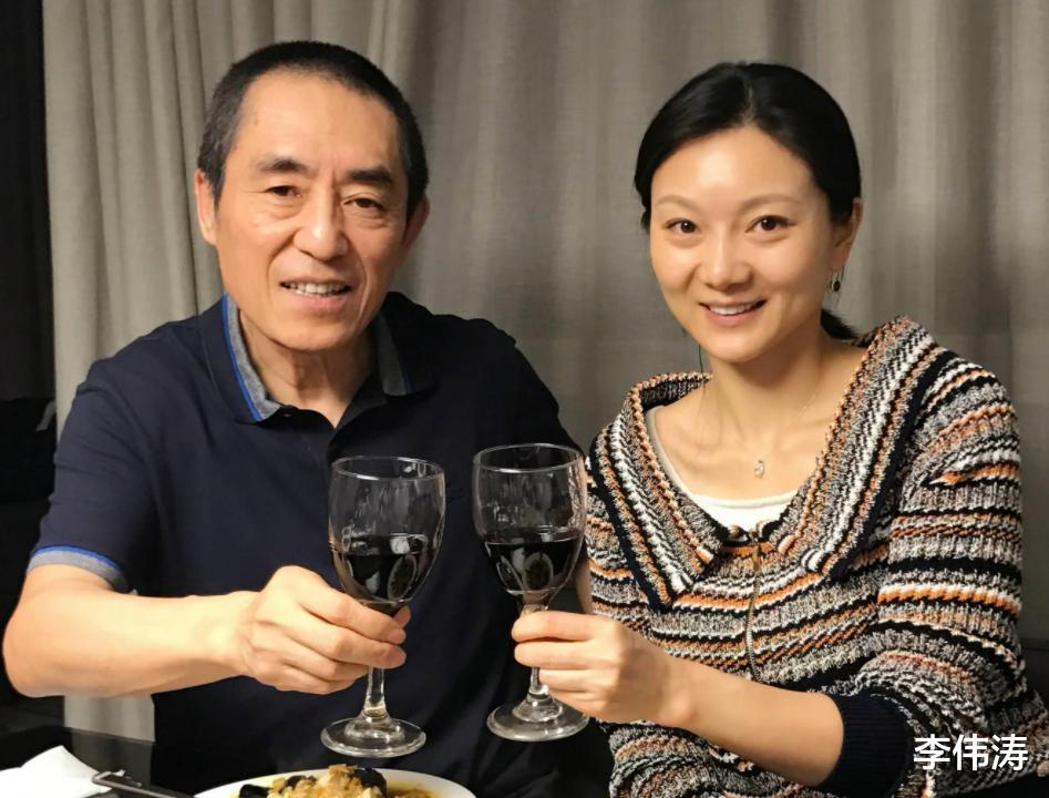 张艺谋|张艺谋现身工作室,被年轻女孩簇拥,卖6000万豪宅被传移民