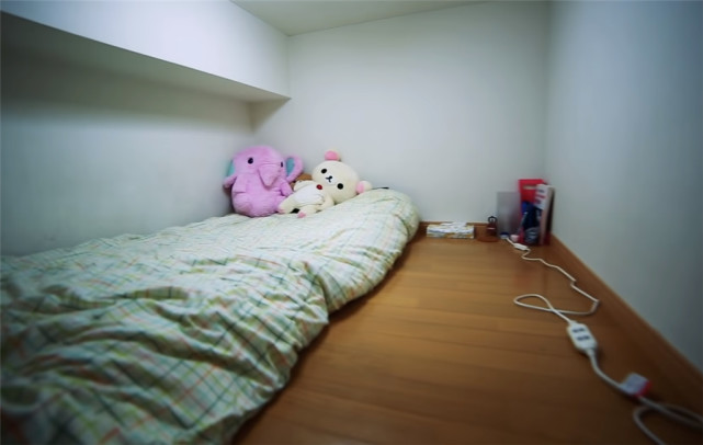90后姑娘住进日本8㎡“缝隙房”，吃饭坐地上，睡觉爬梯子