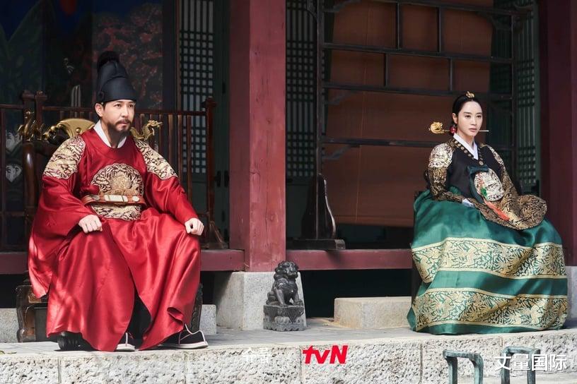 王后伞下|8个《王后伞下》王&中殿「感情细节」解析,网猜两人似乎有心结?