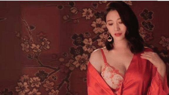 万茜|万茜李小冉代言衣服一个纯一个欲，哪种效果让你有购买欲？