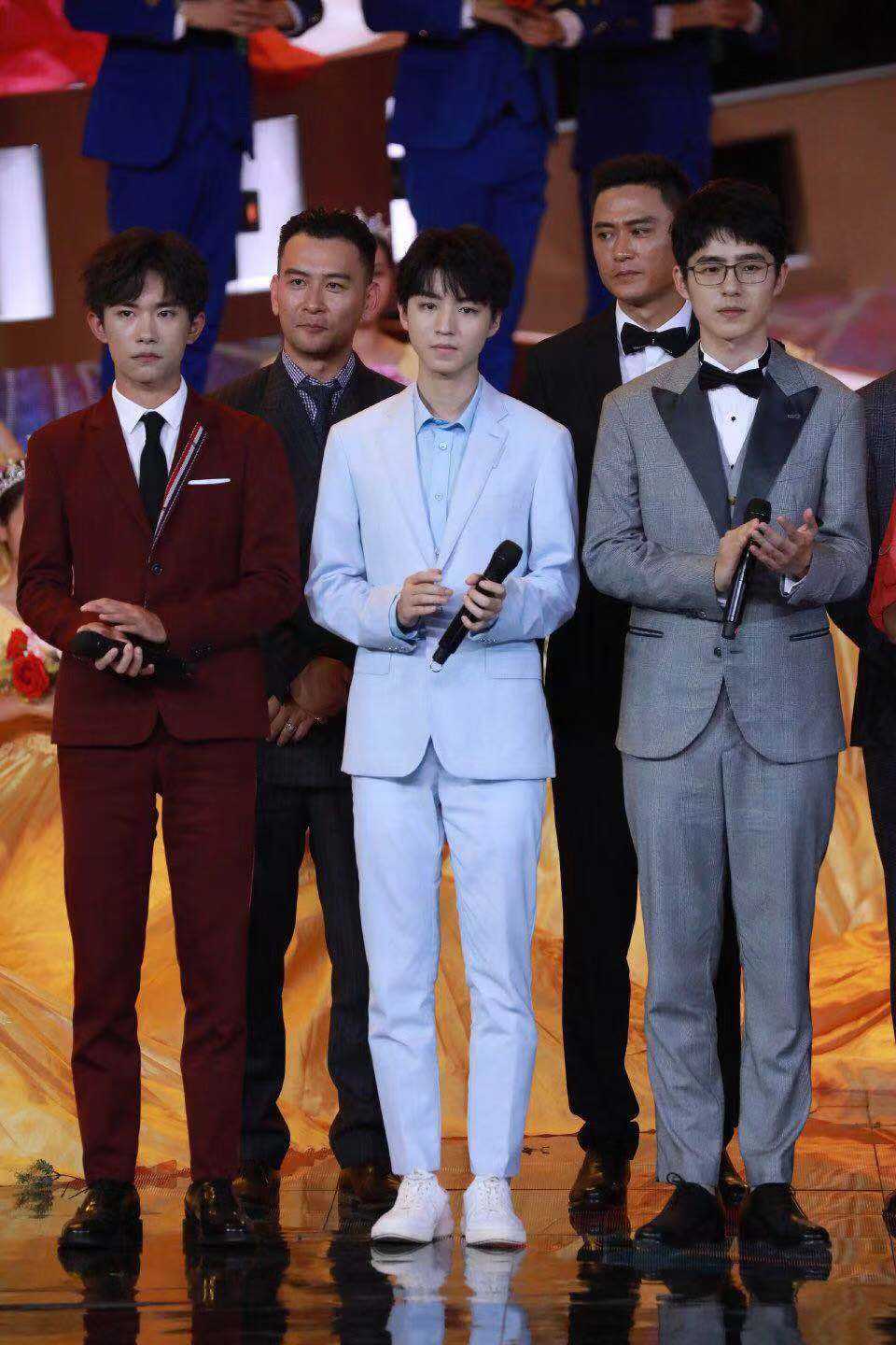 王一博|网友建议肖战、王一博、蔡徐坤代替男足参加国际比赛,至少很养眼