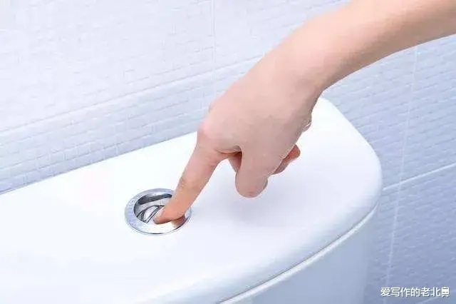 为什么有的人把水烧好倒进马桶里,谁知道这么做的原因?