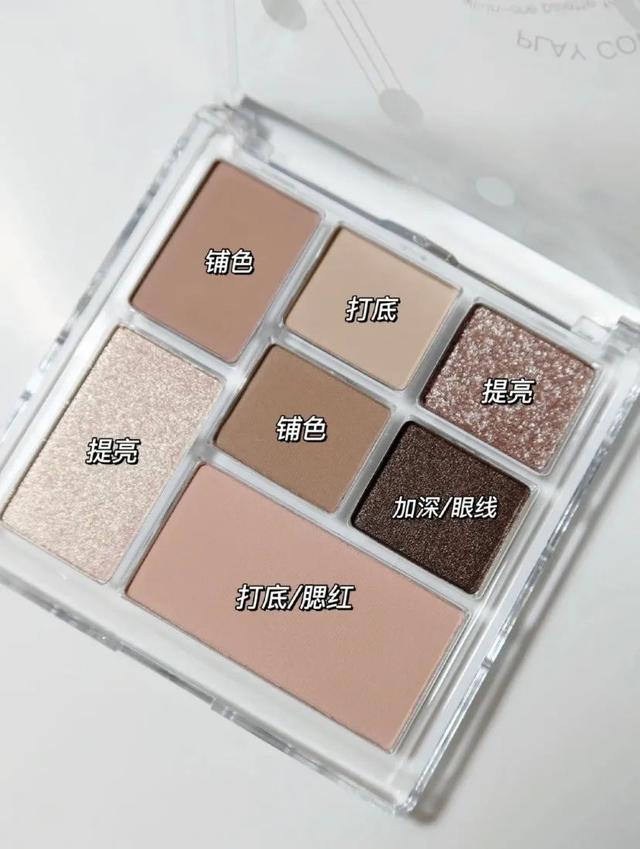 眼线 这是一篇《春节妆容日历》,没来得及美甲、种睫毛的……这篇帮你们“扳回一城”
