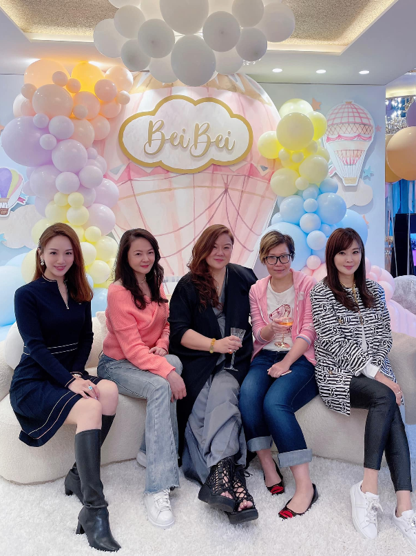 刘诗昆|刘诗昆女儿两岁照!发卡上的珍珠彰显贵气,穿大牌不输赌王小孙女