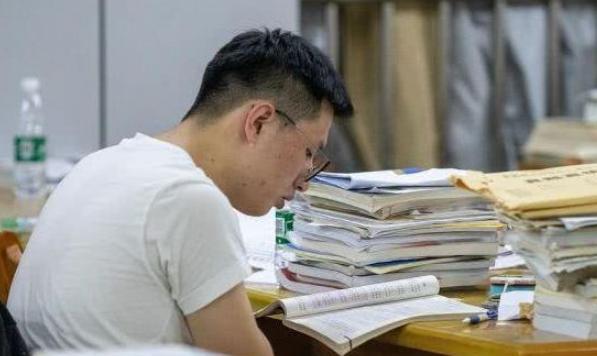 中国政法大学|中国政法大学“辍学生”的自述:找工作很难,好在家里人给托底