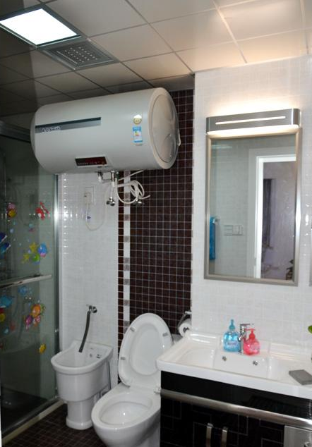 朋友新家装好了,很小很温馨,头一次看见这么设计电视墙的!