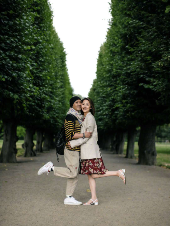 张卫健|56岁张卫健携爱妻吃路边摊！二人纯素颜打扮低调，桌上仅几碟小菜