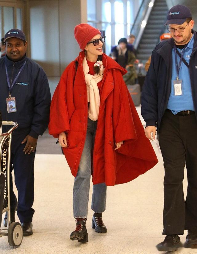 安妮·海瑟薇|安妮海瑟薇,红色超大羽绒服现身机场,如同冬日里的暖阳