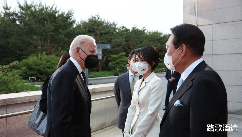 欧莱雅 49岁韩国新第一夫人欢迎拜登！罕见盘起头发更美了，就是脖子前倾