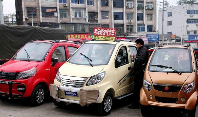 老年代步车明明很实用，为何不让用？专家：三无产品上路是祸害