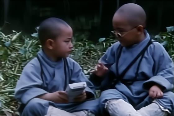 最有安全感的人类幼崽都已经有女儿了,叼着奶嘴打架仍历历在目