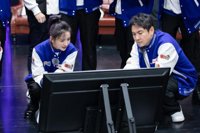 佟丽娅|佟丽娅离婚后罕上综艺!穿薄纱裙谢幕美成“仙女”,仪态端庄优越