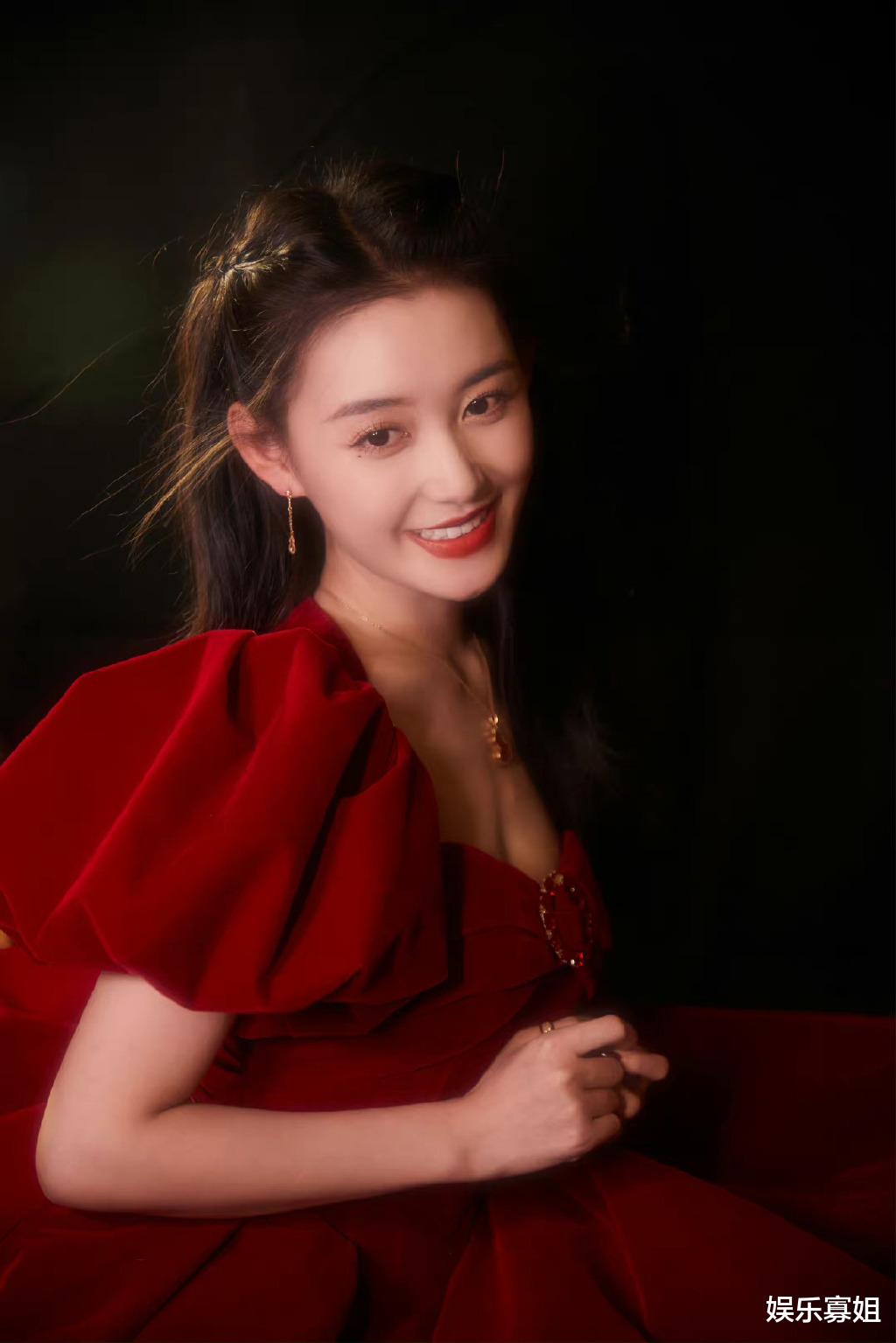 蒋依依|蒋依依湖南卫视春晚开场舞好元气,身穿红色丝绒裙,复古又灵动