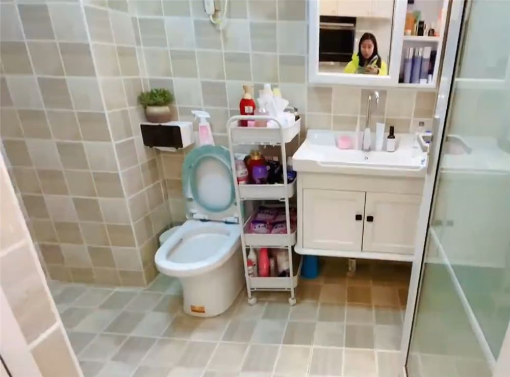 姑娘买下28㎡小家,利用2米9层高做夹层卧室,一个人住也太爽了