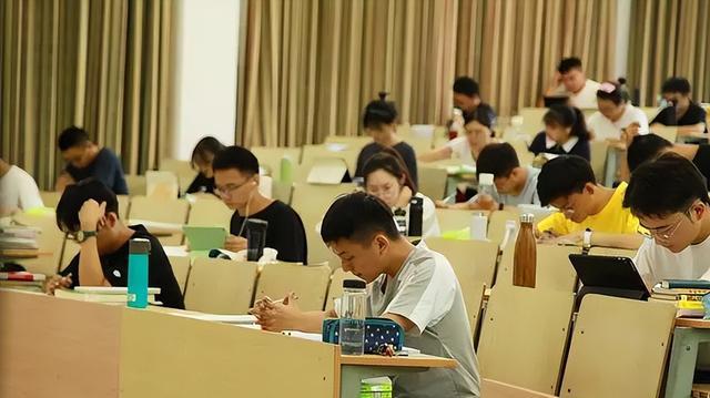 考研|研究生快成“娘子军”？导师抱怨男生难招，难道因为考不上