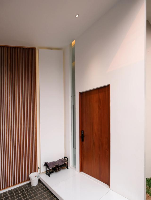 有幸买到独栋,也要将水泥顶砸掉换成木格栅,在室内打造天井花园