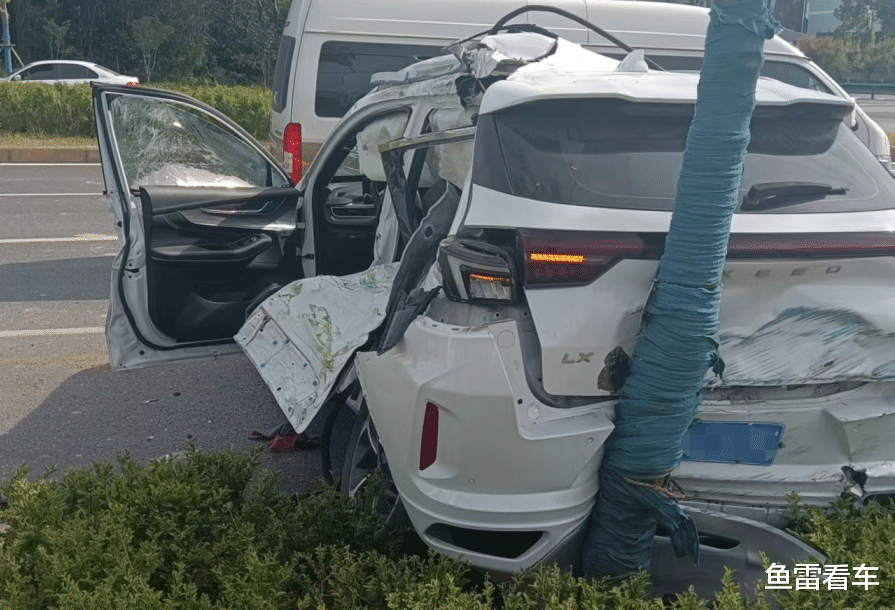 又是泥头车!奇瑞星途LX被侧撞,网友:整车最软弱的部位扛住了