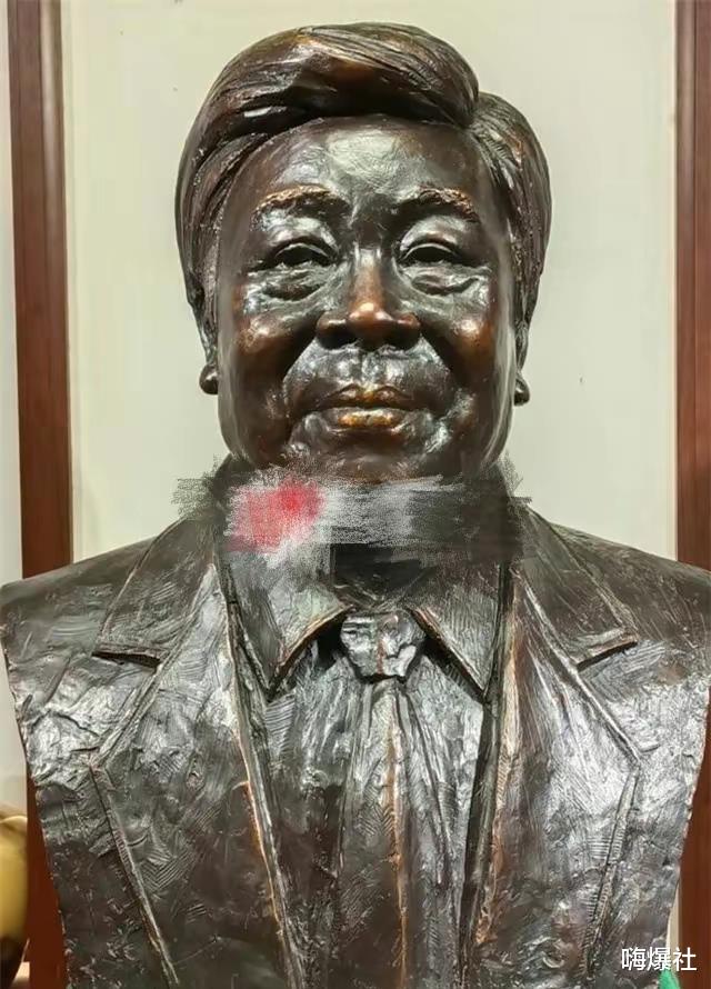 赵忠祥|赵忠祥公立雕像遭全网讨伐！逝世两年丑闻被揭，巨额财产来路不明