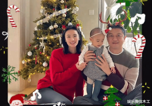 李亚鹏|李亚鹏一家三口过节，娇妻带女儿弄圣诞树，李嫣晒街头倒影显落寞
