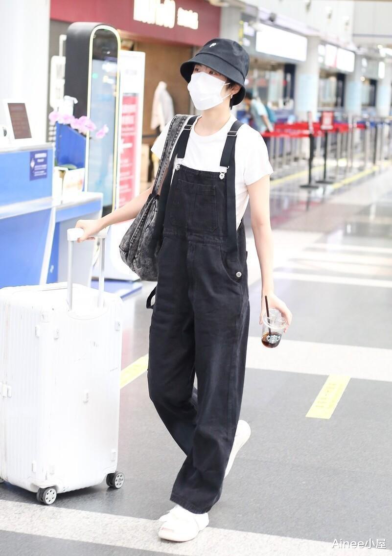 穿衣搭配 姚安娜私下穿衣不张扬，T恤配背带裤挺少女，短发显出个性