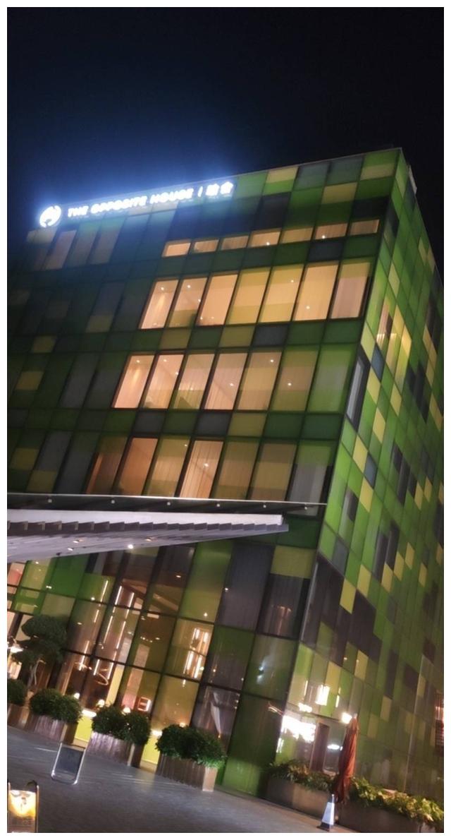 狗仔曝明星酒店约会，三里屯酒店房间被拍，不拉窗帘现场照片公开