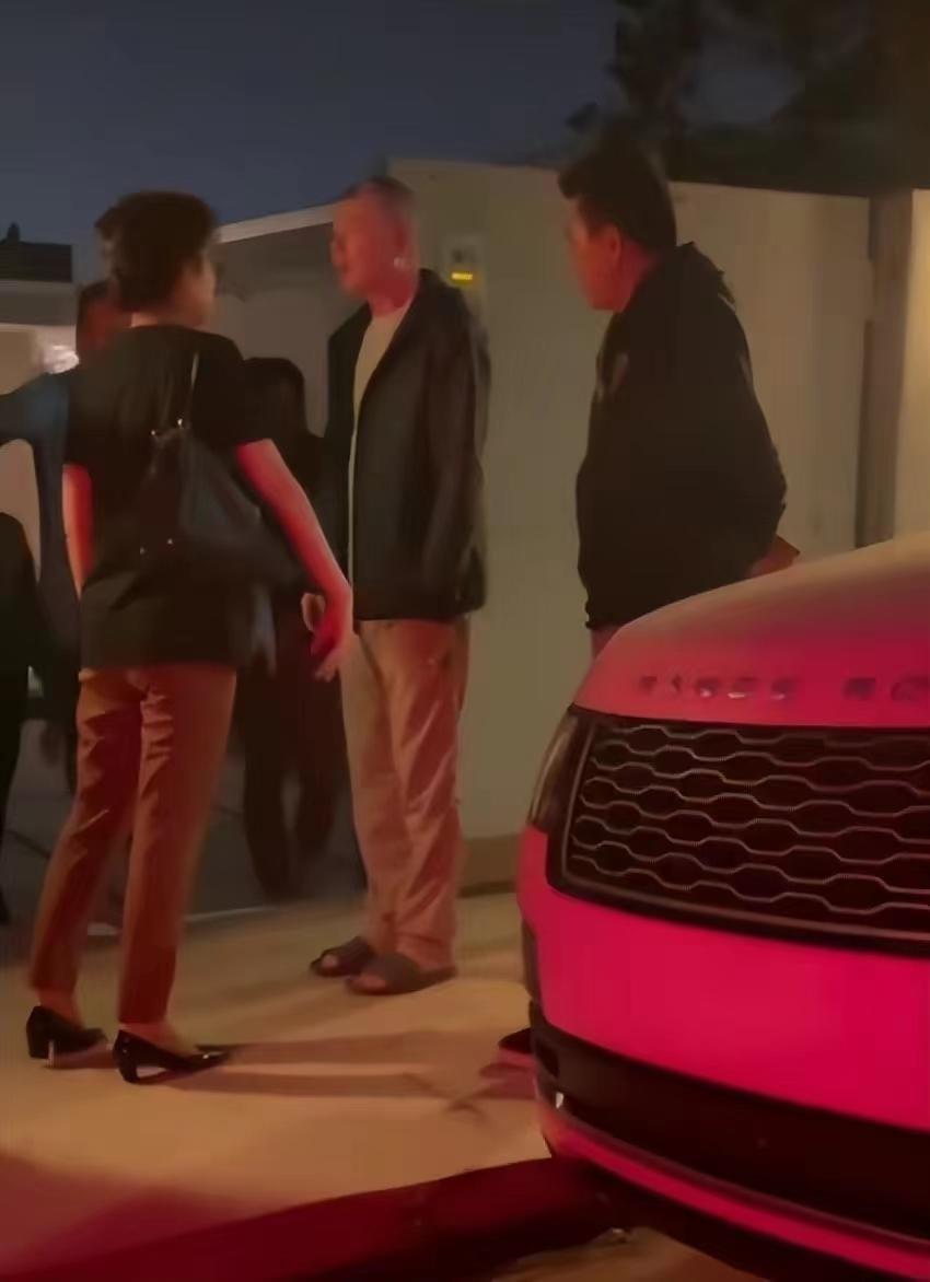 冯小刚|冯小刚美国被拍后又有新动作！清空社交平台，豪宅待客饮酒照曝光