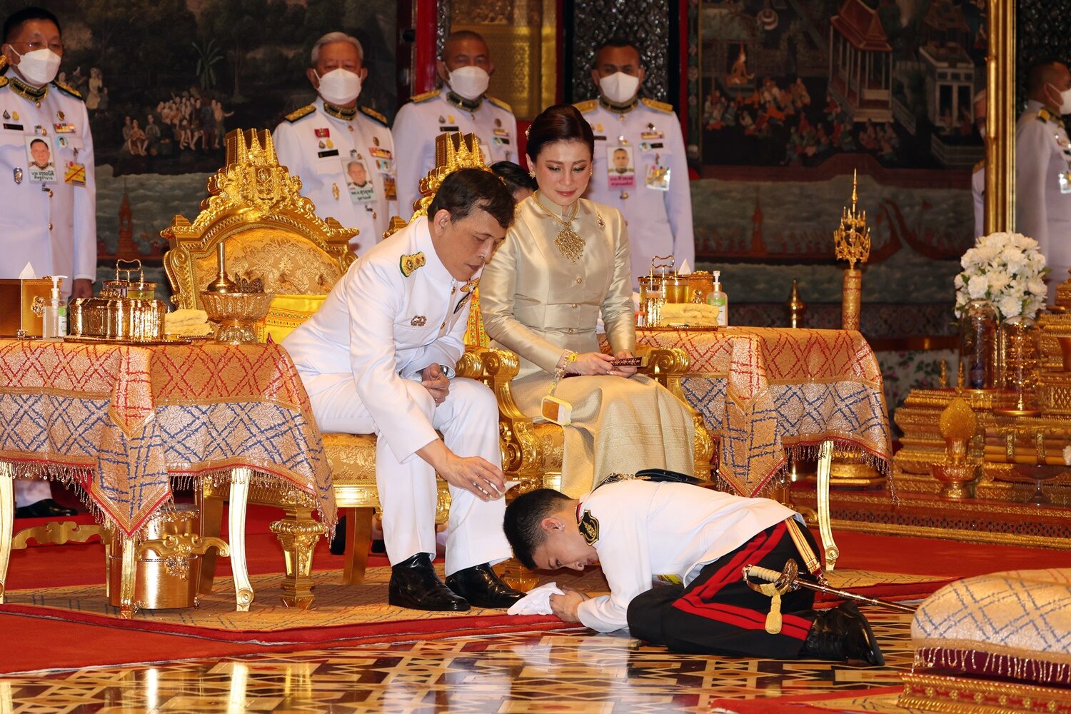 苏提达|苏提达又得宠了！穿一身嫩黄色陪泰王亮相笑开花，诗妮娜彻底没戏