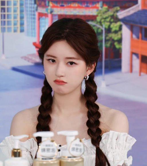 赵露思|赵露思被曝片场耍大牌，让助理帮忙脱鞋穿袜子，本人却忙着逗狗