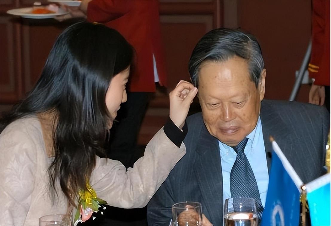 翁帆|百岁杨振宁入院治疗，妻子翁帆终于坦言，结婚确实有所图谋？