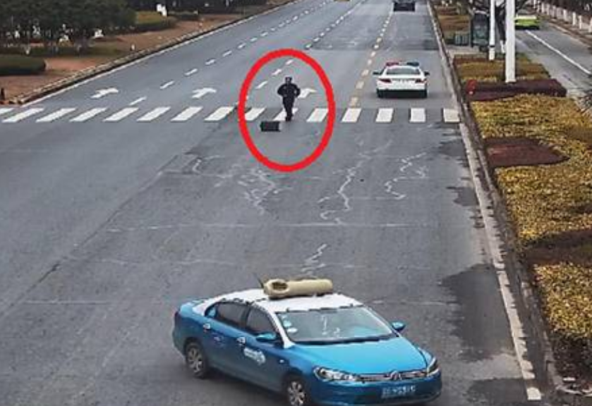 后备箱居然自己跳开?滚下一个行李箱险些造成事故,车主浑然不知