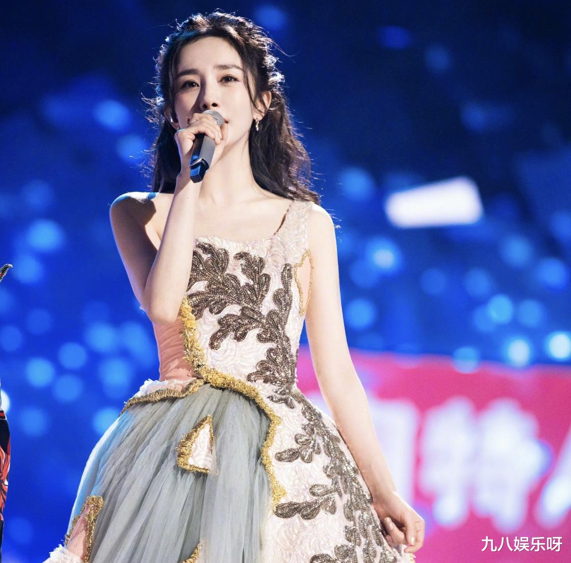 迪丽热巴|女艺人超话热度:90后小花领跑,赵丽颖、杨幂掉出前五