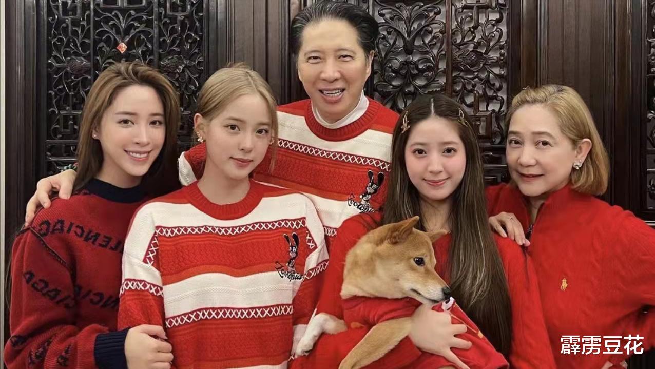 欧阳娜娜|欧阳娜娜晒一家五口过年新衣,三姐妹衣服区别大,爸爸被指偏心