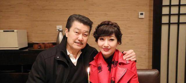 赵雅芝|66岁赵雅芝荷塘边拍照！穿裙子撑伞坐在石头上，皮肤白皙五官精致