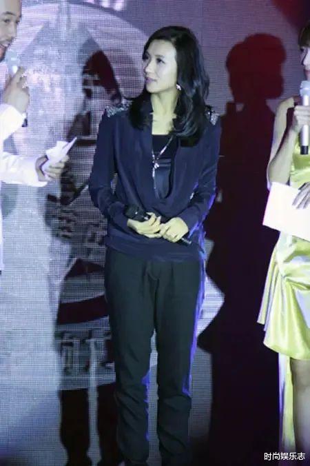 陈好没有刻意追求美,简单妆容一看就真实,显老气都无所谓