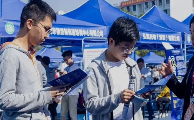 大学生|“校招”or“社招”，哪一个更应该把握住？大学生们该醒醒了