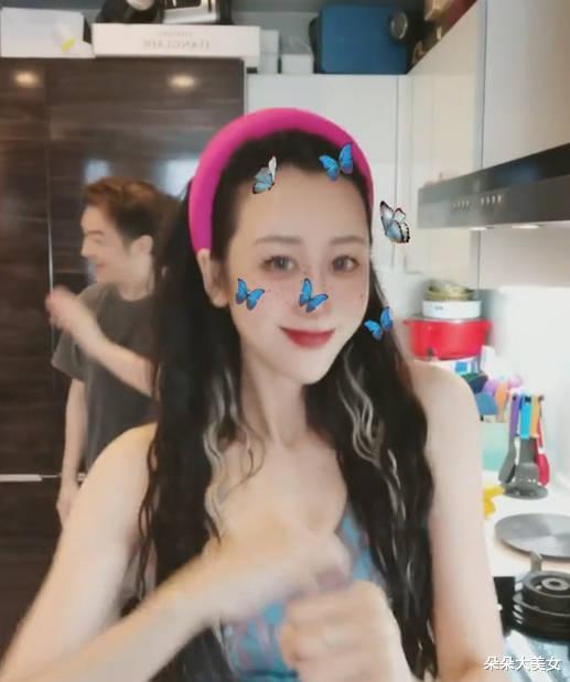 陈浩民|陈浩民妻子蒋丽莎厨房跳舞，凌乱内景再引热议，行李箱放油烟机上