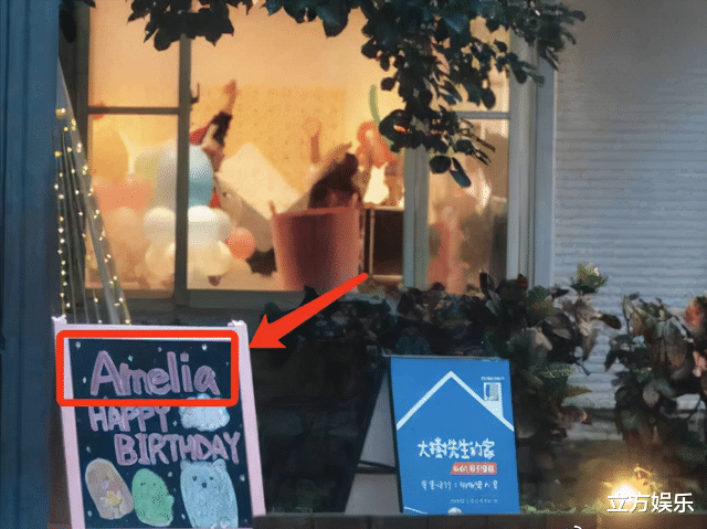 龙凤呈祥|林心如夫妇给孩子庆生，女方冬天露大长腿，霍建华全程负责推行李