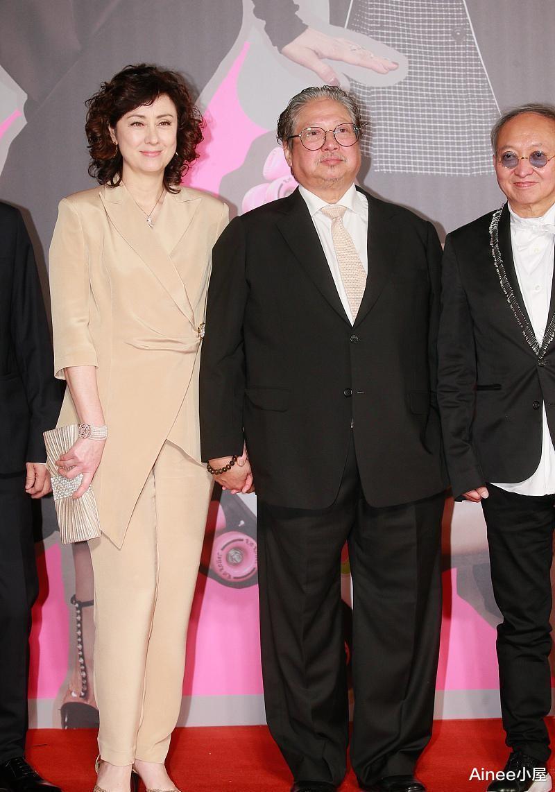 洪金宝妻子不像老太太，穿套装大气温婉，混血气质挺高贵的