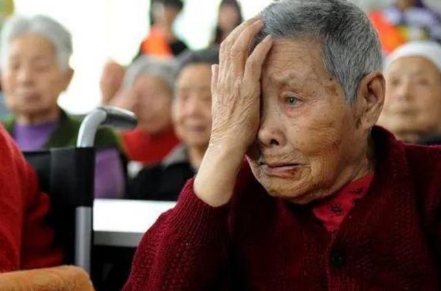 新型啃老正在流行,67岁阿姨坦言:女儿的陪伴孝顺让我有苦难言