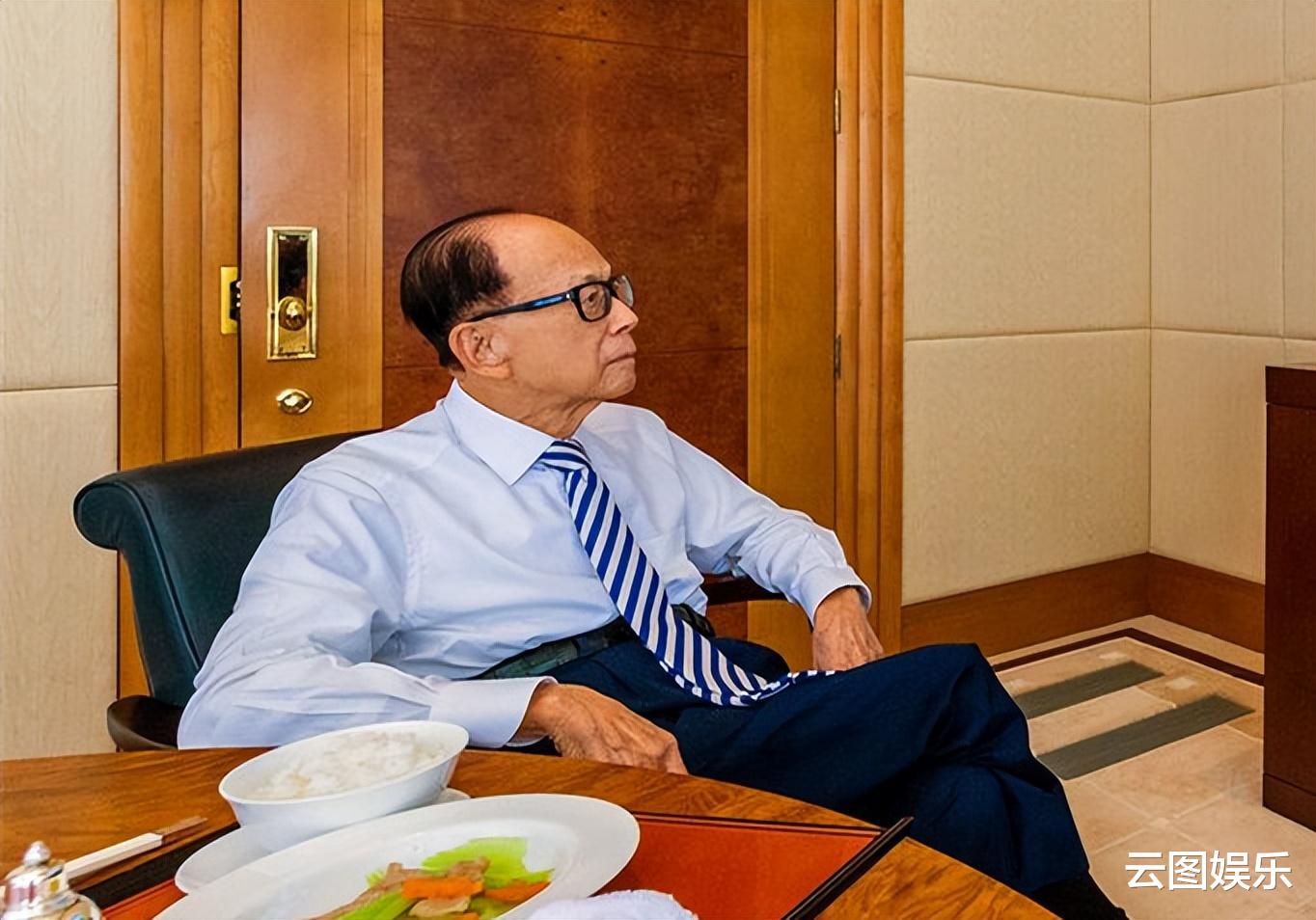 李泽楷|94岁李嘉诚现身寺庙!骑电动车上山被4人保护,次子李泽楷罕同行